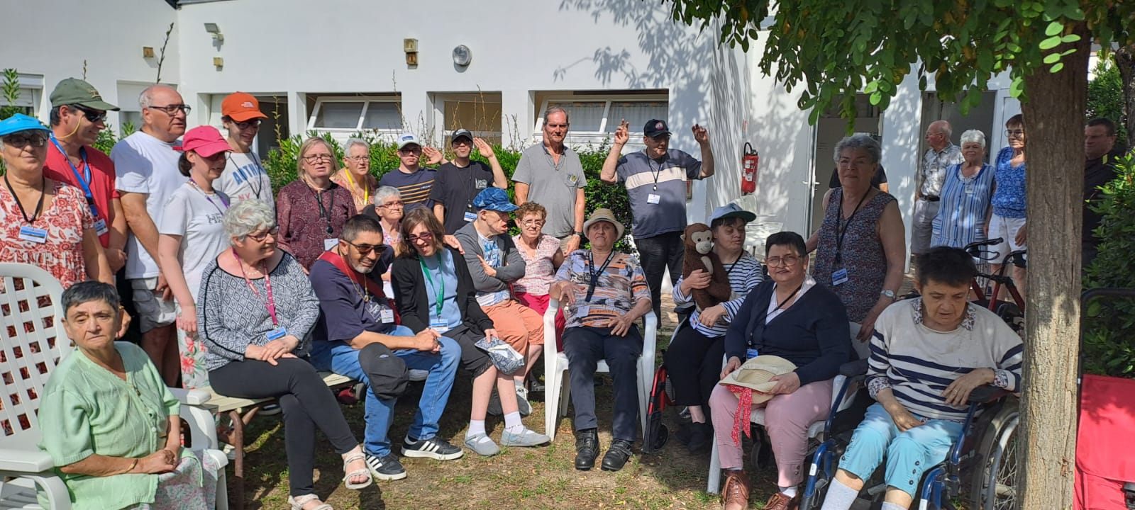 Photo de groupe dans le jardin du foyer